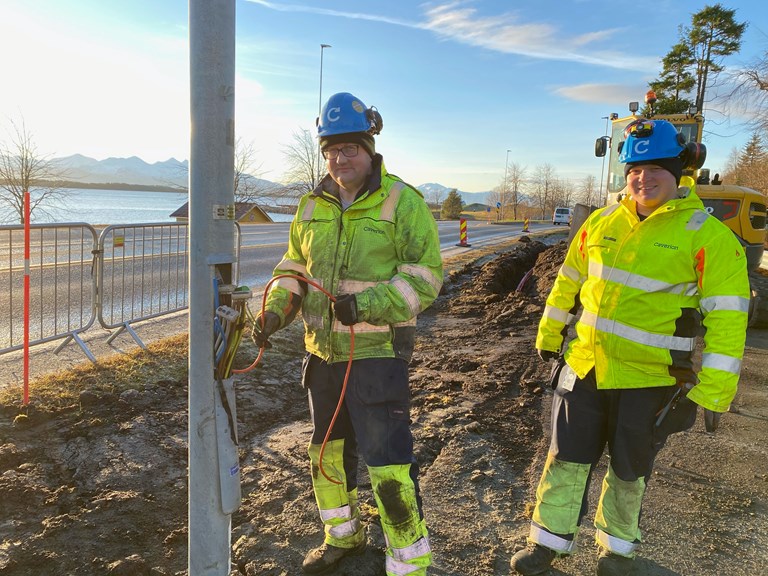 Mannskap fra elektroentreprenøren Caverion jobber langs E39 Fannestrandvegen utenfor Retiro i Molde. Fra venstre: Terje Ringdal og Kim Lindin.