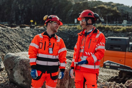 Håkon på synfaring på Rv.555 Sotrasambandet saman med kollega og kontrollingeniør Marius Tolås Næss. 