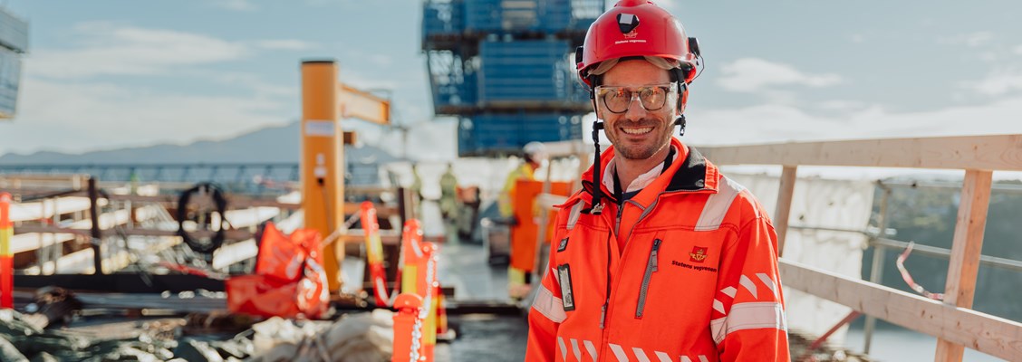 Håkon Matre ute på byggeplass