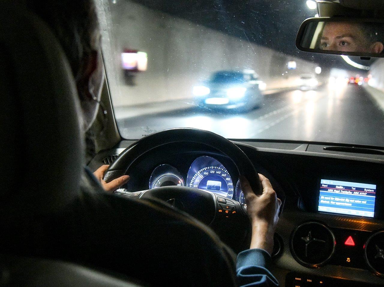 Tenk gjennom hva som kan ta oppmerksomheten din bort fra trafikken. Gjør deg ferdig med det du kan før du kjører. Så kjør. Foto: Knut Opeide