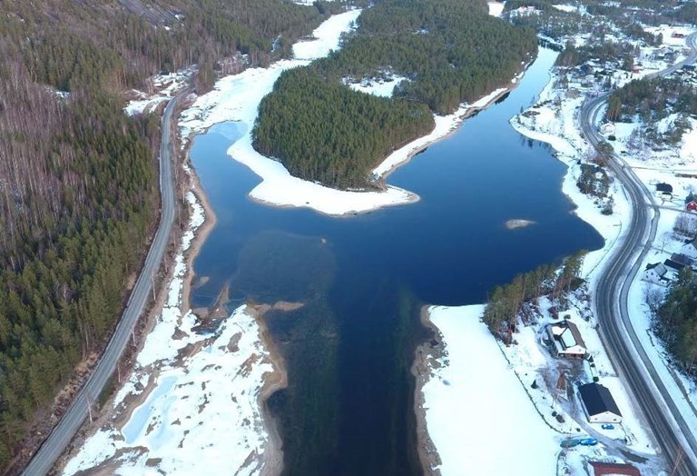 Dronebilde fra luften som viser området ved Tveitsund bru