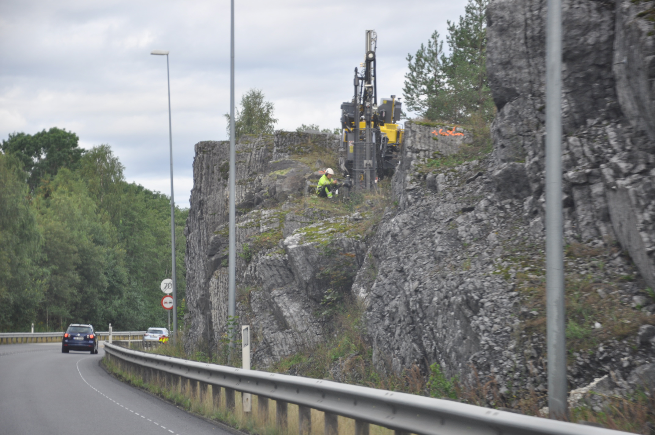 E134 stenges på grunn av fjellsprengning når jernbanen har stengehelg. (Foto: Kjell Wold)