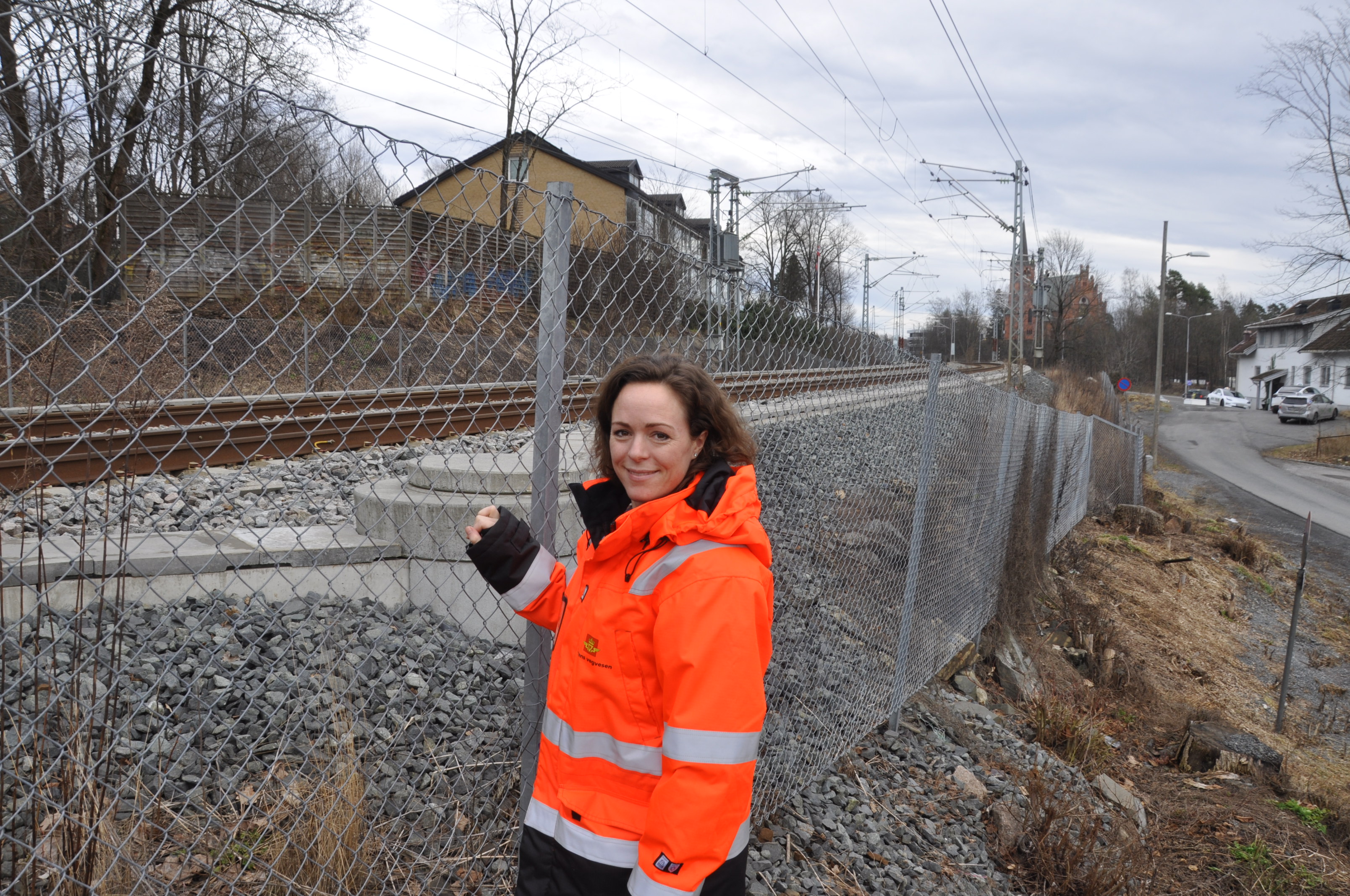 Prosjektleder Katinka Wingerei Stenstad ved Høvik der det ble grunnboret. (Foto: Kjell Wold)
