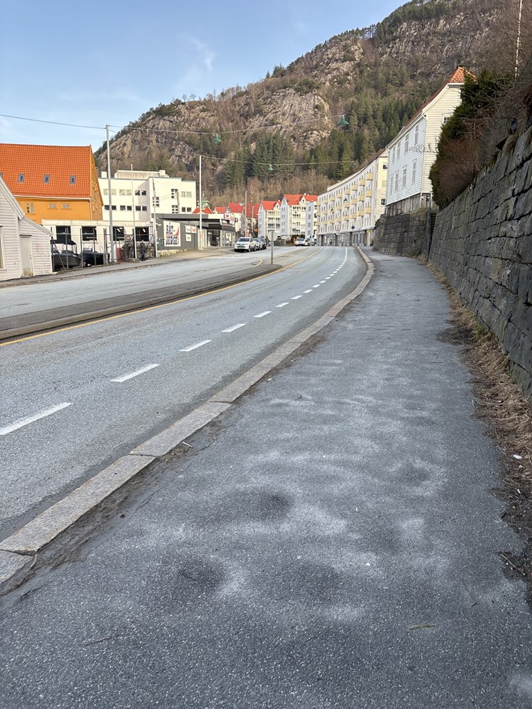 Bildet viser vegen mellom Bergen Arkitekthøyskole og Gjensidigekrysset.