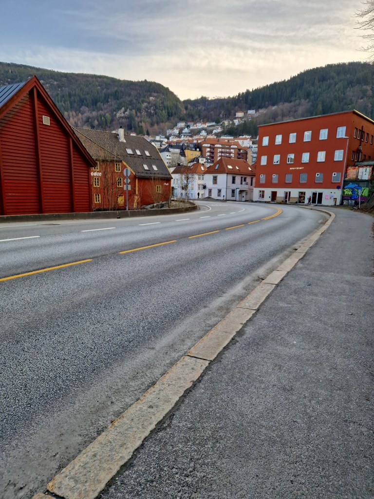 Bildet viser Sjøgaten i retning Bergen Kjøtt og Skutevikstorget.