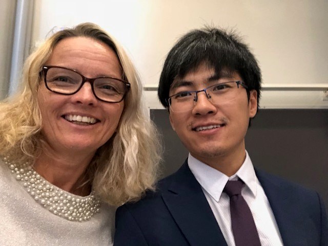 Kjersti Kvalheim Dunham, prosjektleder for Ferjefri E39 gratulerer Yuwang Xu med sin ferske doktorgradstittel. 