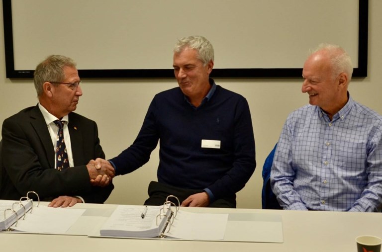 Vegdirektør Terje Moe Gustavsen, Aage Lien fra NCC Norge og prosjektleder Tor Geir Espedal signerer kontrakten.