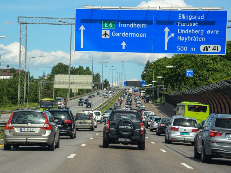 Tett trafikk på E6 nord for Oslo. Illustrasjonsfoto.
